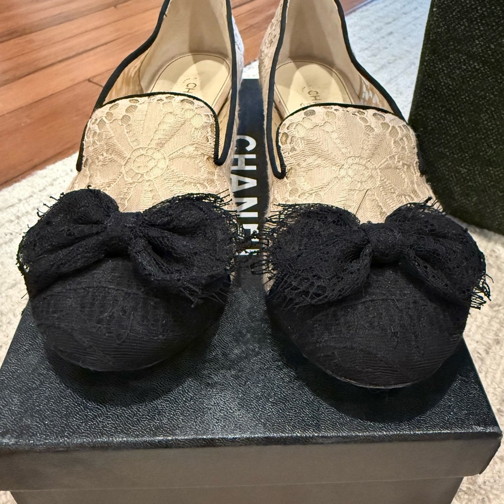 CHANEL Lace Flats in Black and Cream